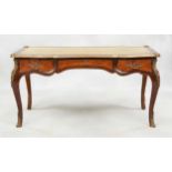 De style Louis XV.Meuble: Bureau plat en placage de palissandre et bois de rose, rehauts de bro