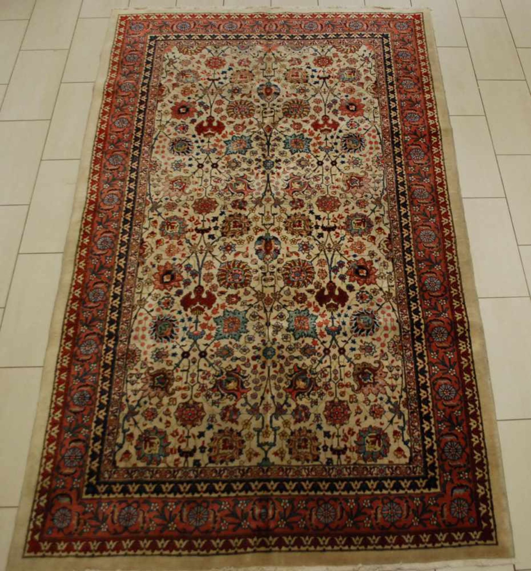 Circa 1900.Tapis ancien.Dim.: 331 x 198 cm.