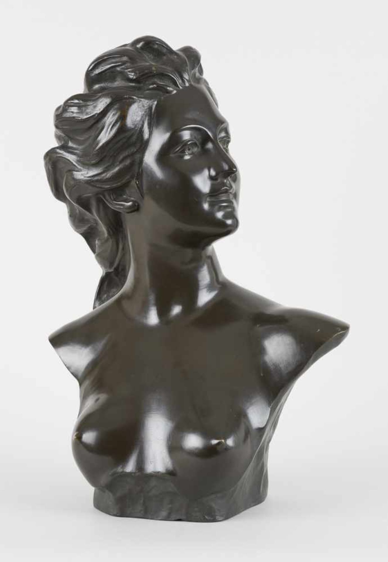 Jef LAMBEAUX École belge (1852-1908)Sculpture en bronze à patine foncée: Buste de jeune femme.<