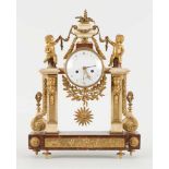 D'époque Louis XVI.Horlogerie: Pendule "Portique" en marbre blanc, griotte et bronze doré, cadr
