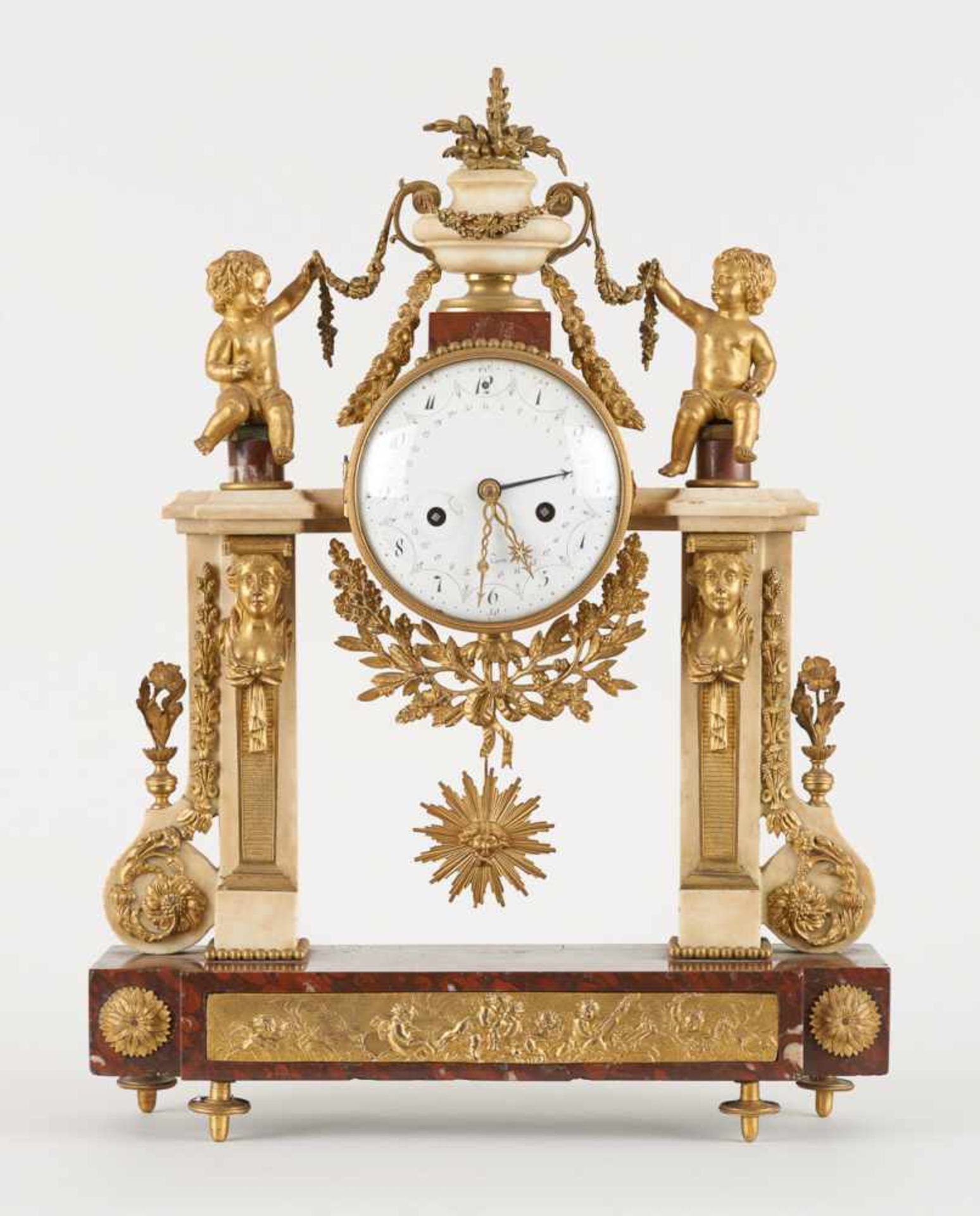 D'époque Louis XVI.Horlogerie: Pendule "Portique" en marbre blanc, griotte et bronze doré, cadr