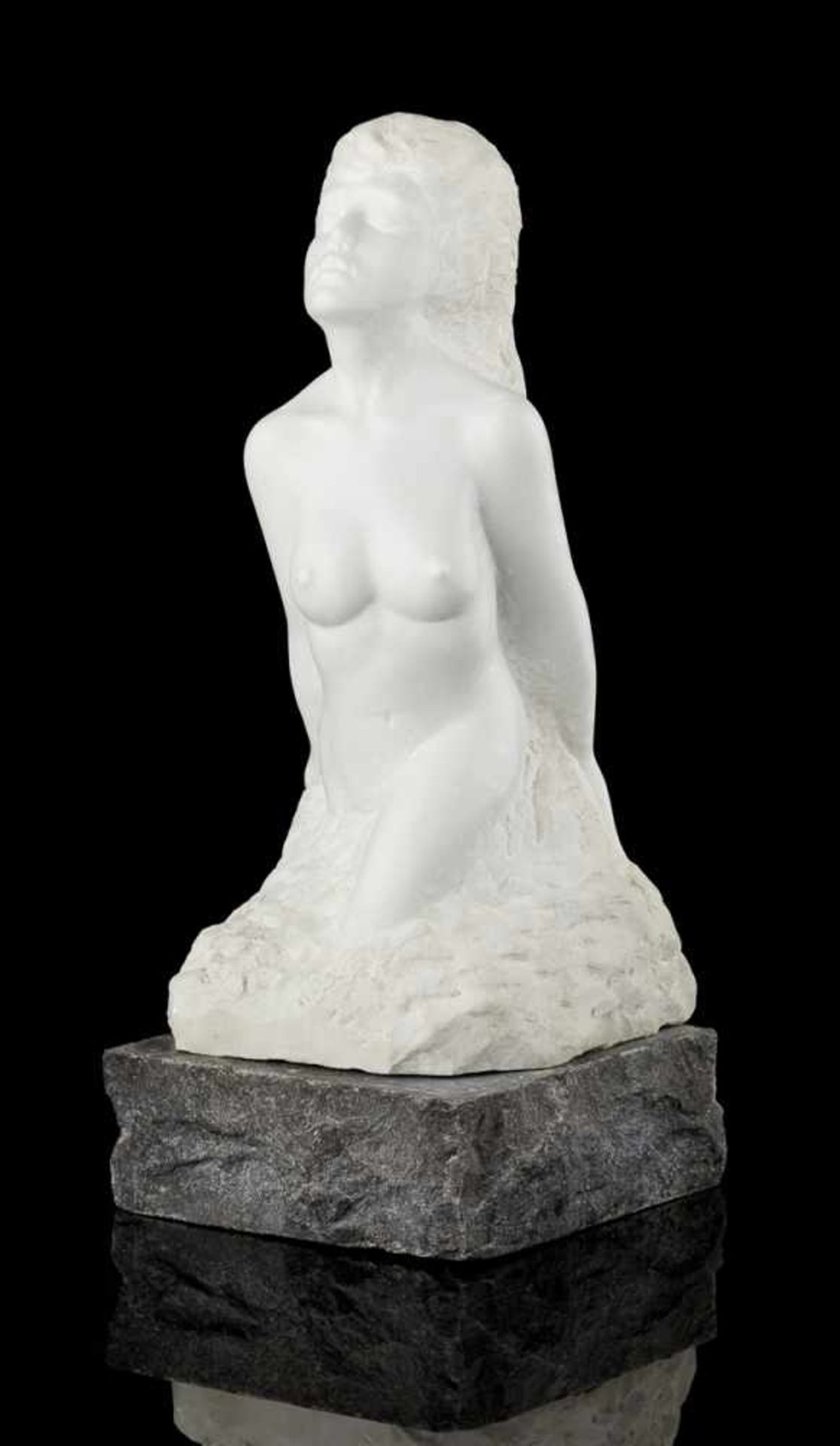 Gilbert VAN BELLEGHEM École belge (1924)Sculpture en marbre: Jeune femme nue.Signée: G. Van