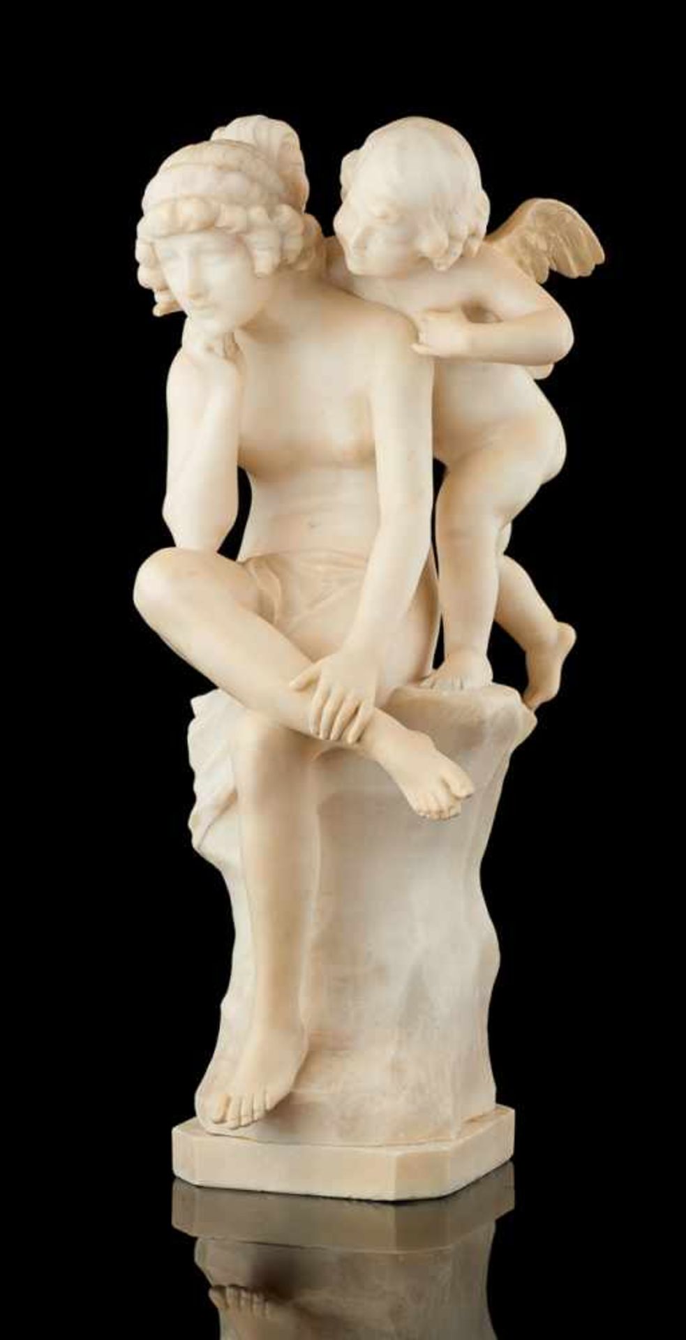 PUGI (École italienne).Sculpture en albâtre: Jeune femme et putti. Signée et datée: Pugi 18