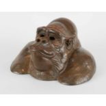 Daniel MONIC École belge (1948)Sculpture en bronze à patine brune: Tête de gorille.Signée à