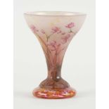 Daum Nancy (École française).Verrerie: Vase sur piédouche au col évasé en verre à coloration in