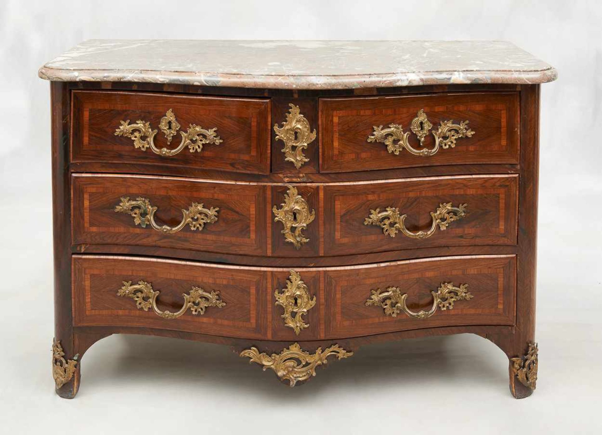 D'époque Louis XV.Meuble: Élégante commode en placage et marqueterie de bois précieux à trois r