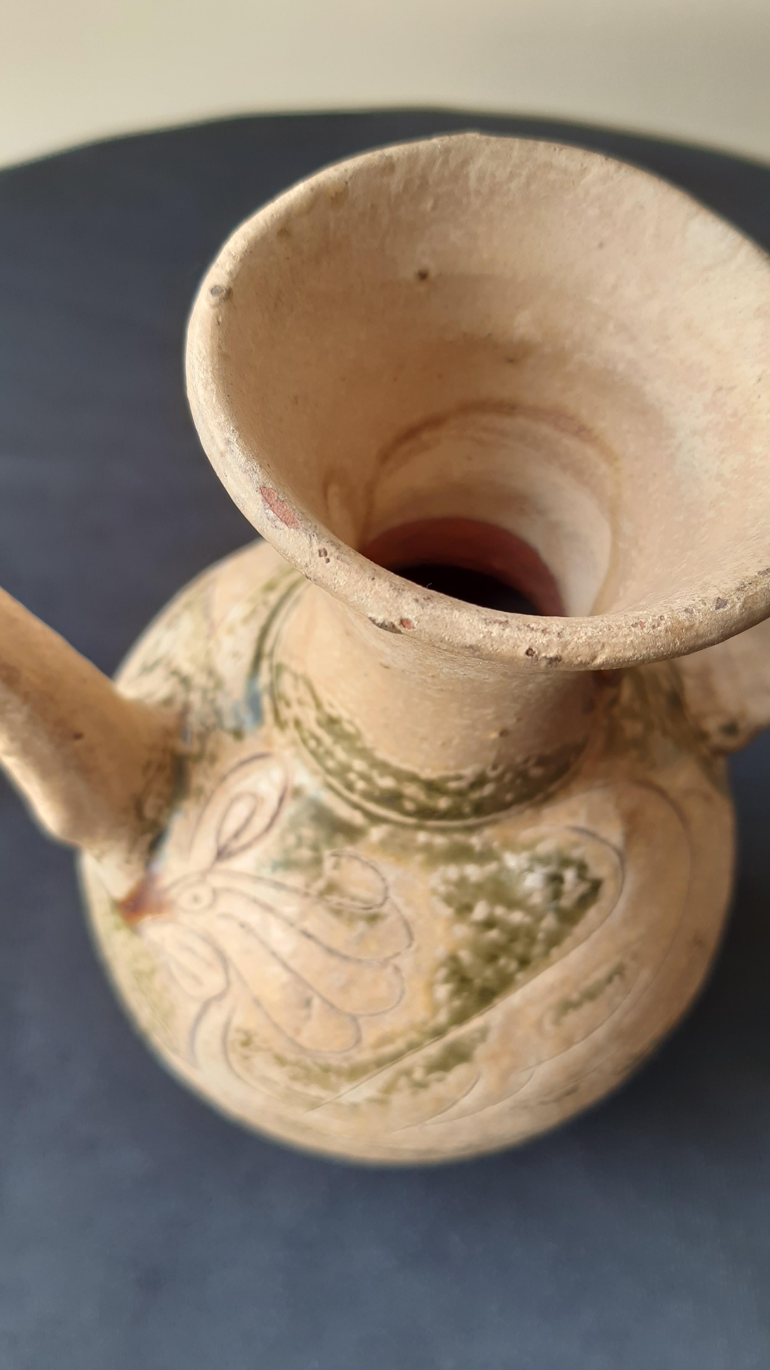 AN INCISED POTTERY EWER - Image 12 of 13