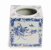 A LARGE BLUE AND WHITE PORCELAIN TEA CADDY