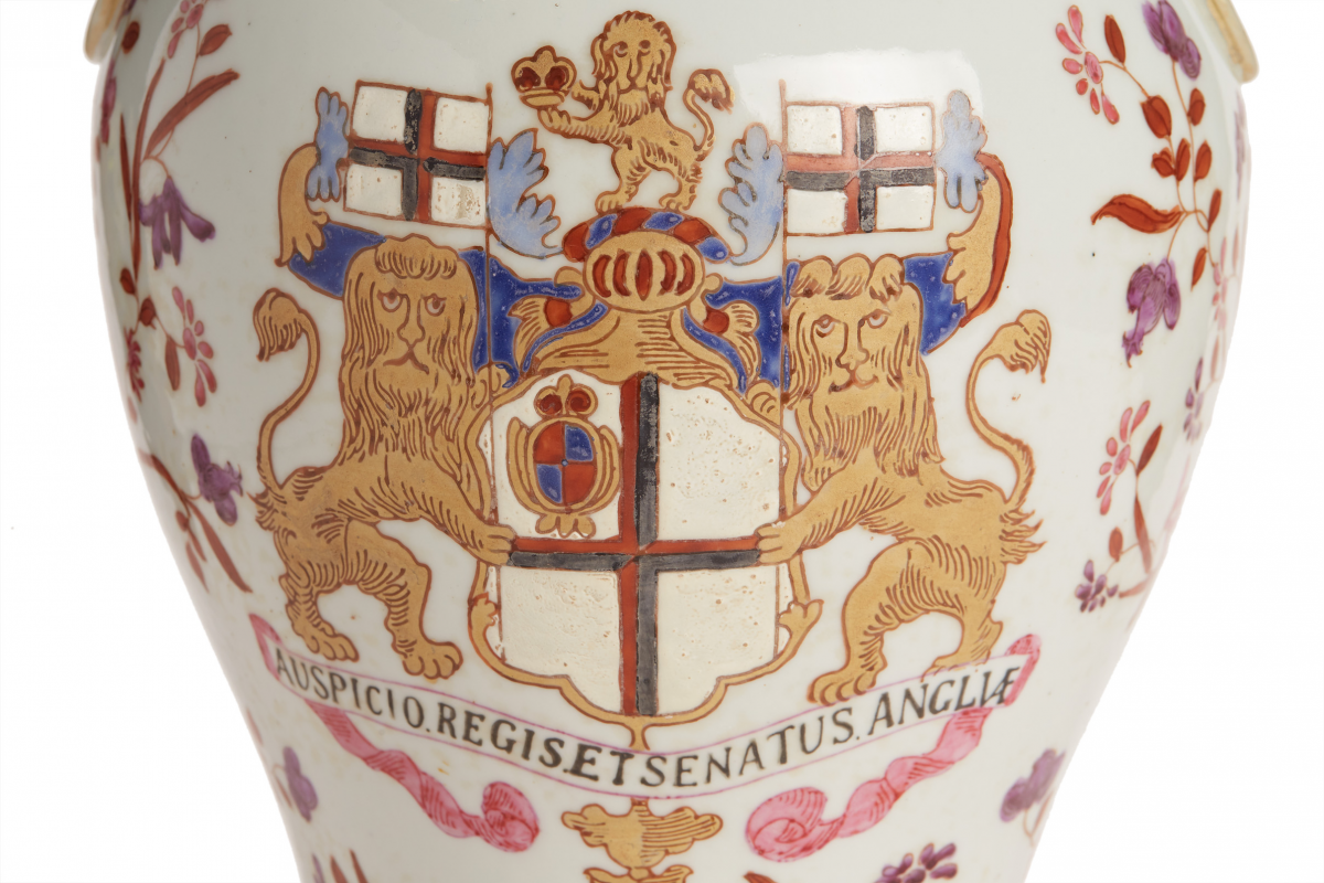 A LARGE EXPORT ARMORIAL STYLE VASE AND COVER - Image 2 of 2