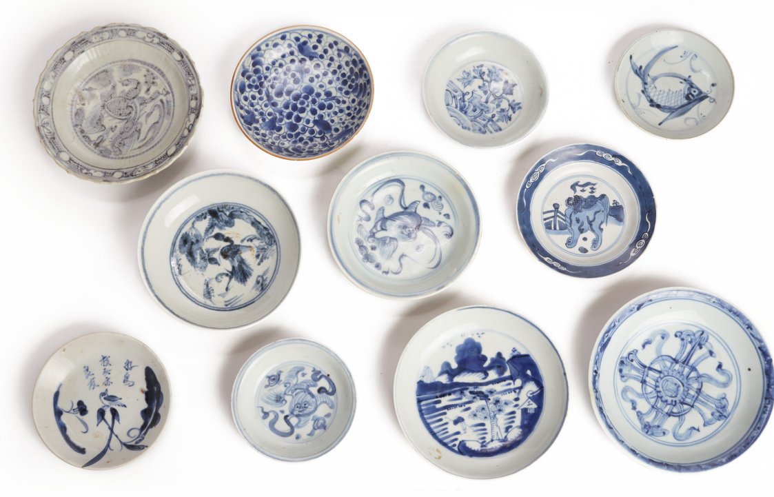 A GROUP OF ELEVEN BLUE AND WHITE PORCELAIN SAUCERS AND DISHES