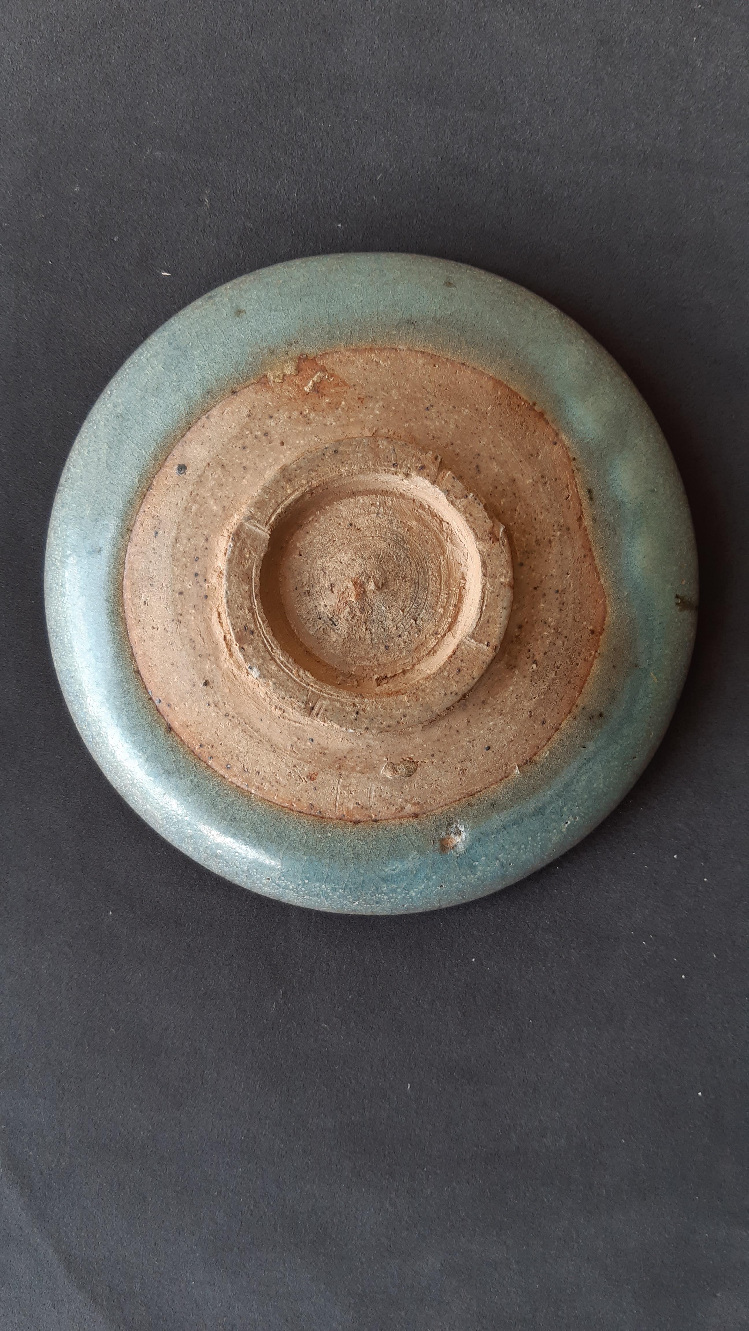 A SMALL JUN STYLE BLUE-GLAZED SHALLOW DISH - Image 7 of 9