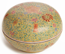 A LARGE CIRCULAR PORCELAIN BOX AND COVER