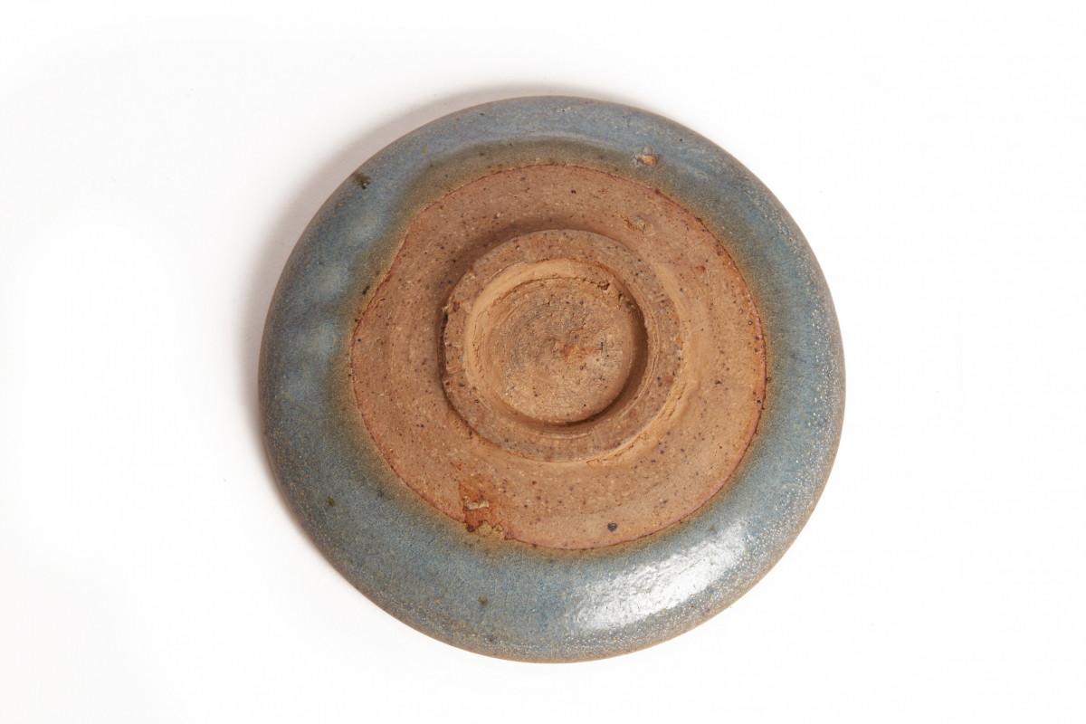 A SMALL JUN STYLE BLUE-GLAZED SHALLOW DISH - Image 2 of 9