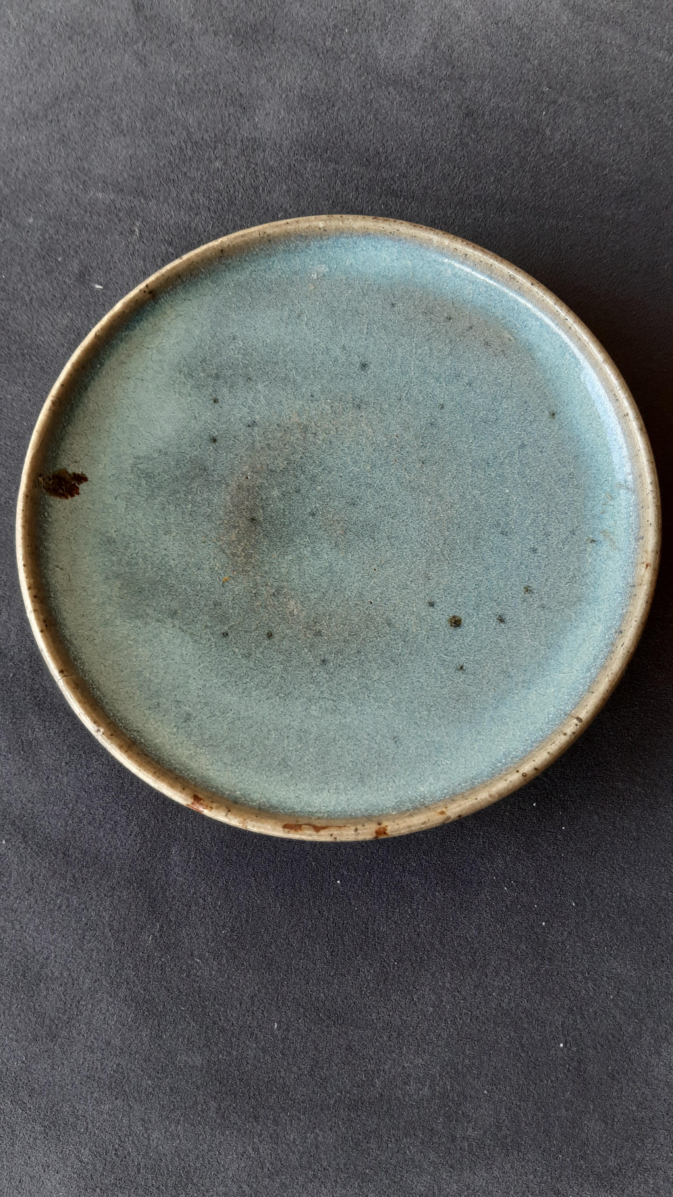 A SMALL JUN STYLE BLUE-GLAZED SHALLOW DISH - Image 4 of 9