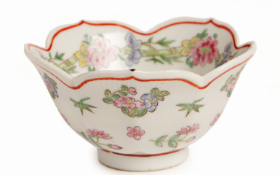 A SMALL FAMILLE ROSE PENTAFOIL PORCELAIN BOWL