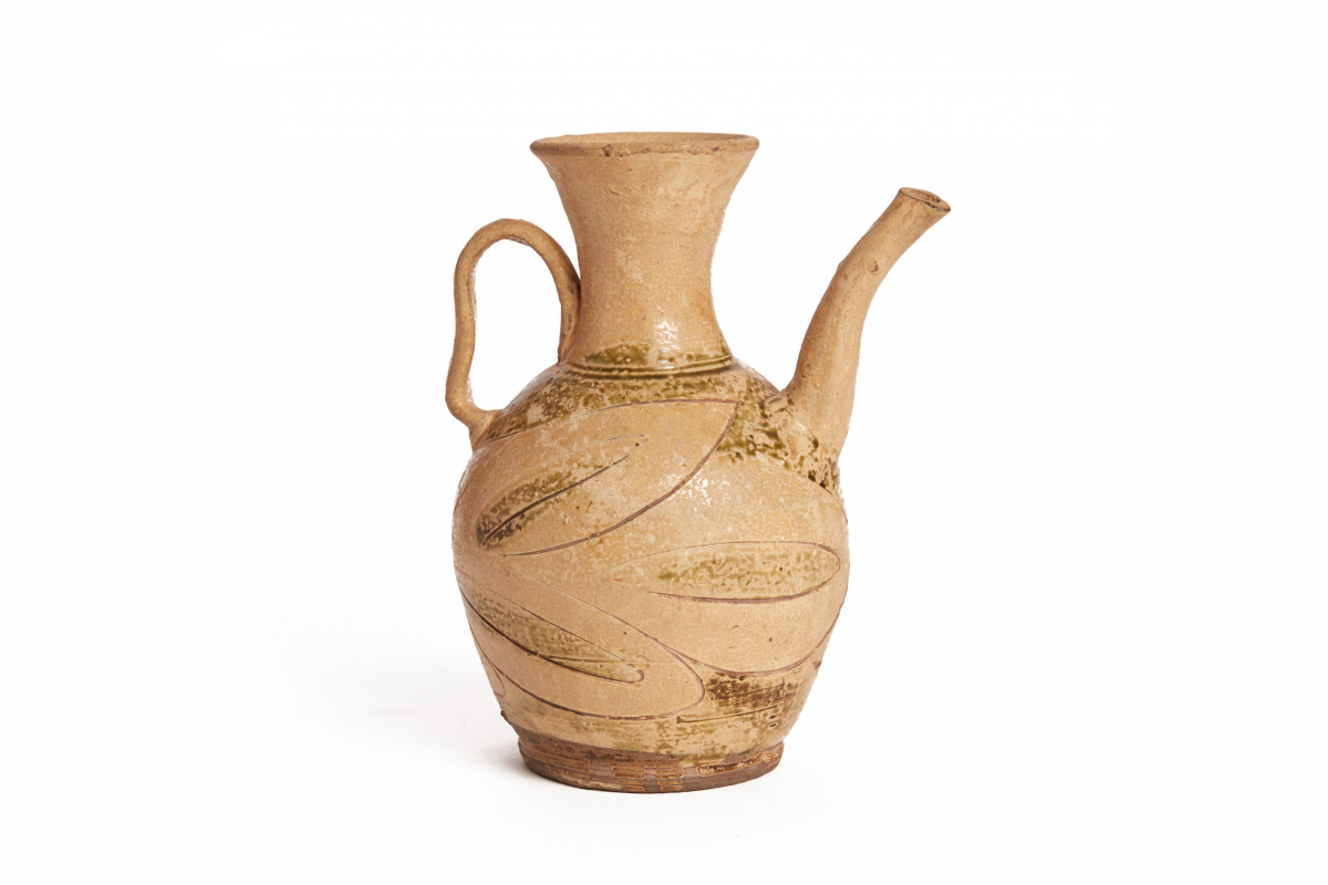 AN INCISED POTTERY EWER - Image 2 of 13