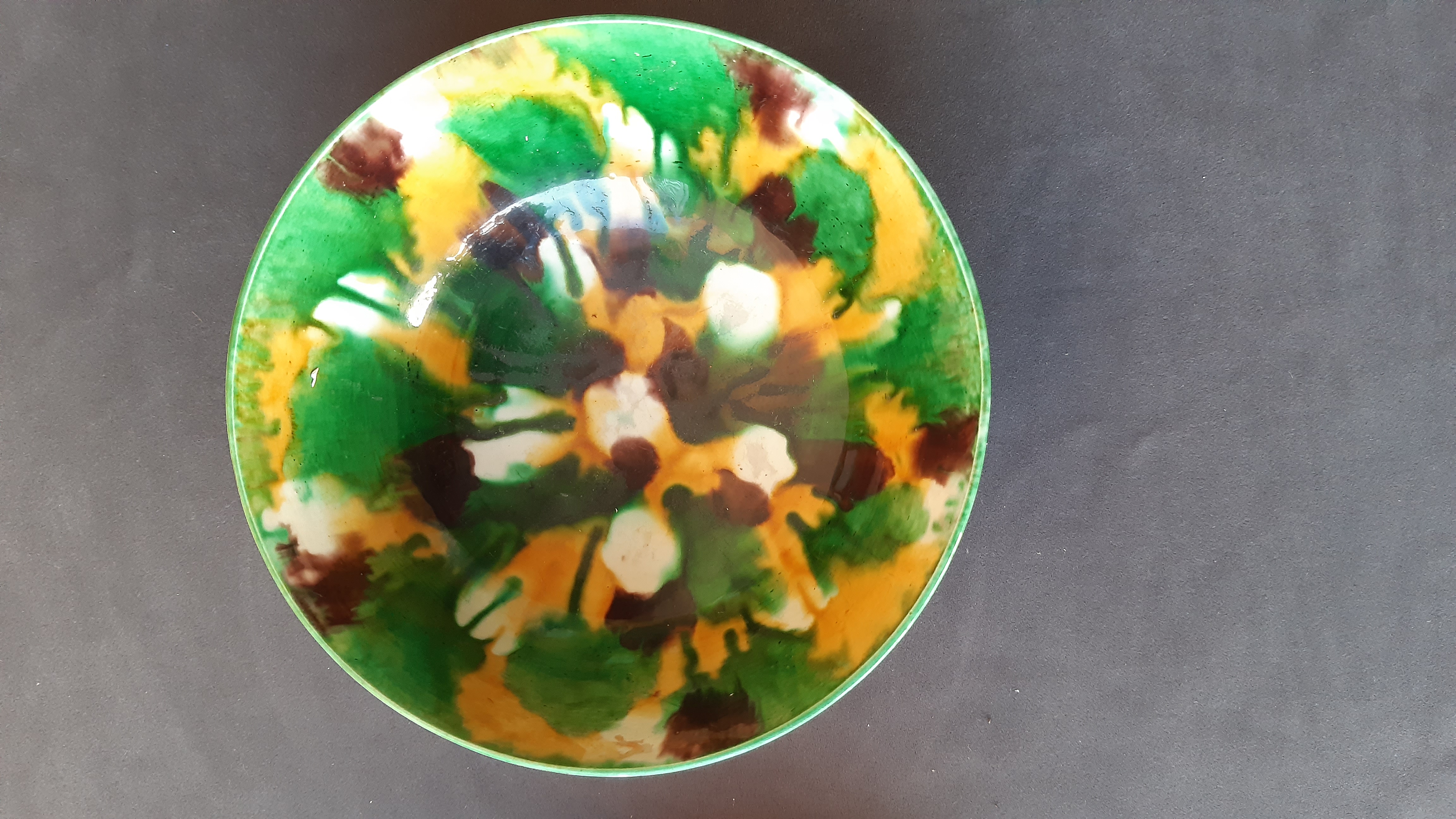 A PAIR OF 'EGG AND SPINACH' GLAZED BOWLS - Image 3 of 22