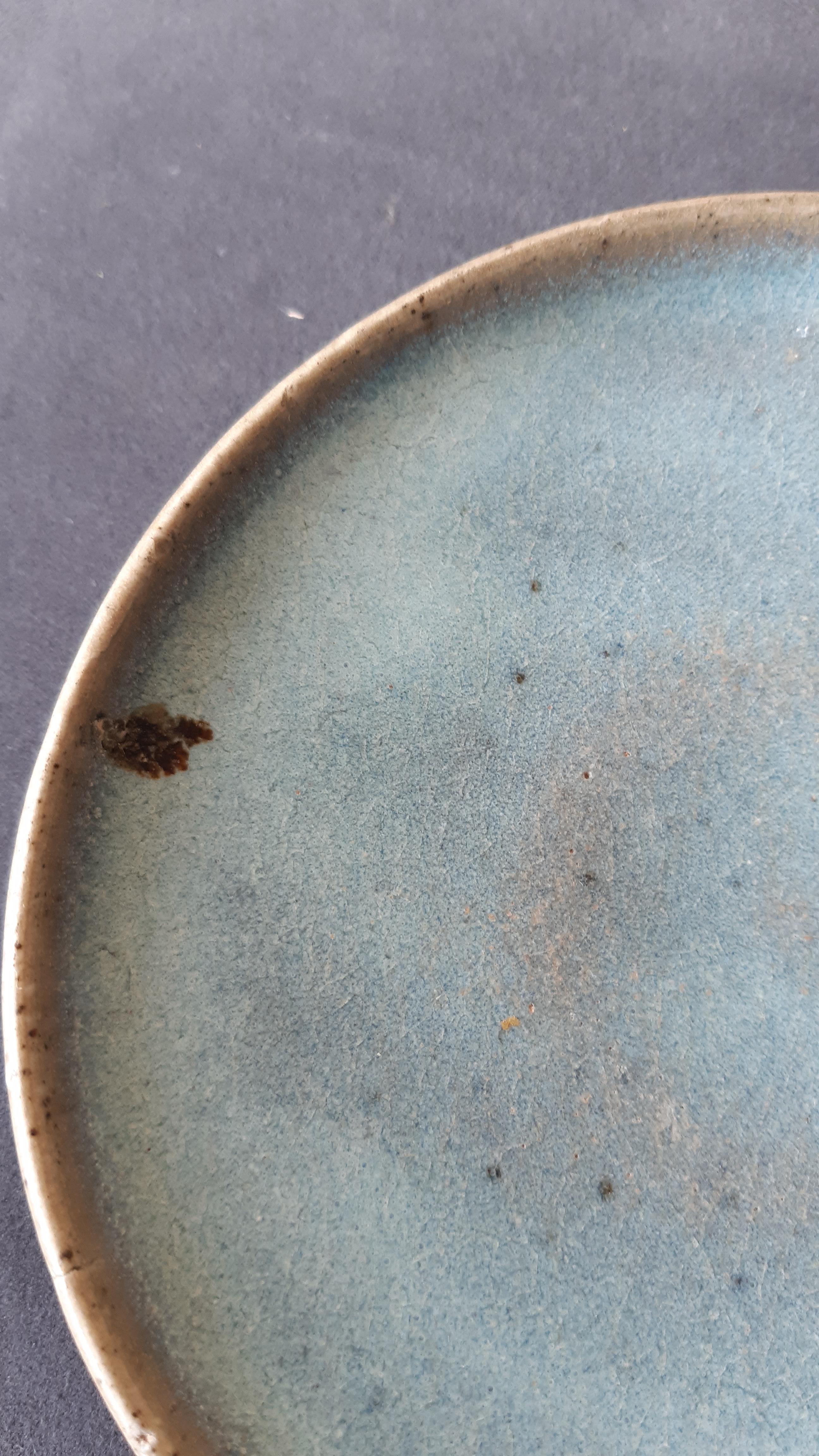 A SMALL JUN STYLE BLUE-GLAZED SHALLOW DISH - Image 5 of 9