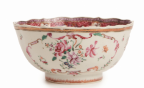 AN EXPORT FAMILLE ROSE PORCELAIN BOWL