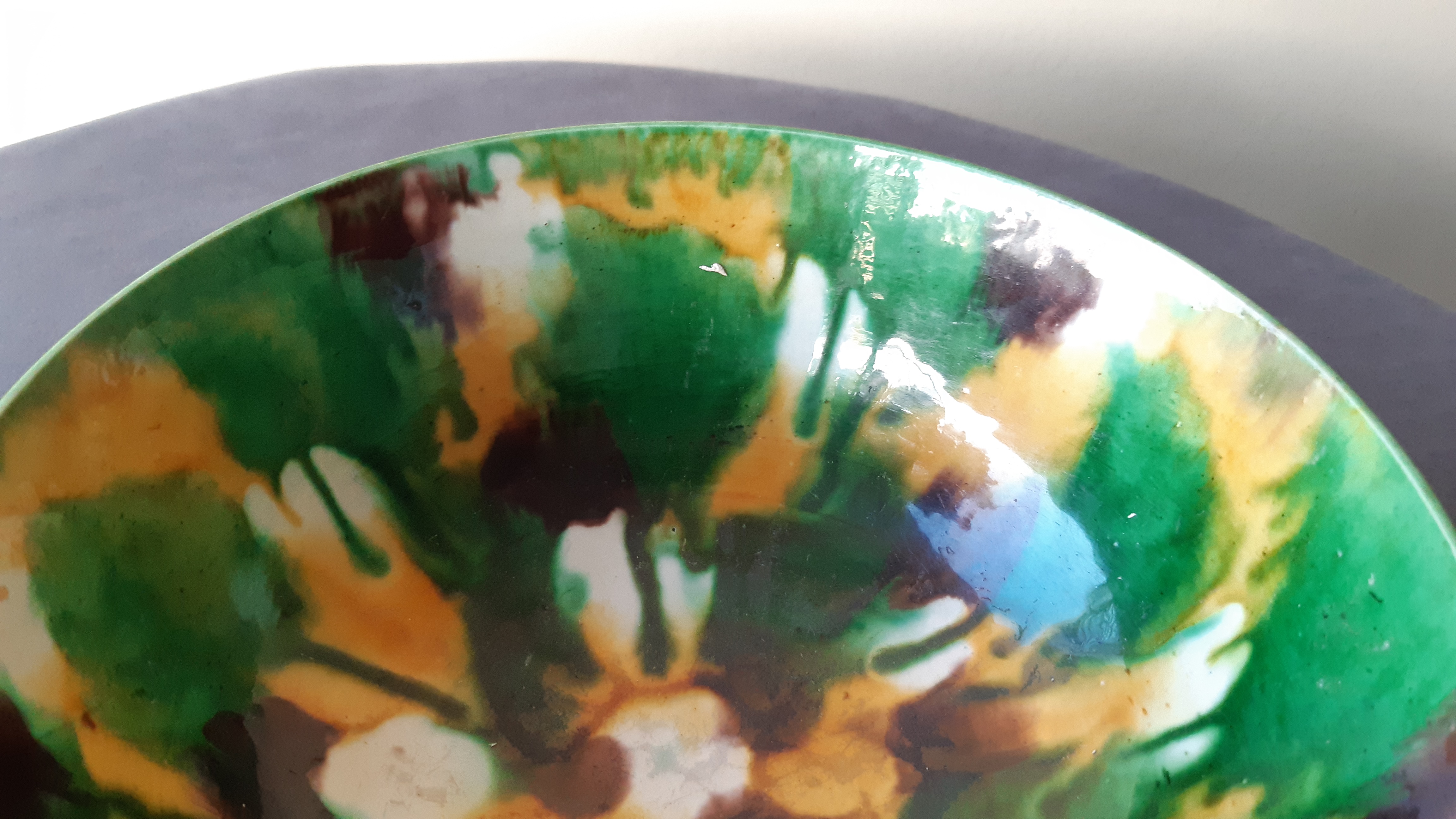 A PAIR OF 'EGG AND SPINACH' GLAZED BOWLS - Image 4 of 22