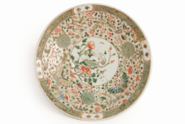 A FAMILLE VERTE PORCELAIN CHARGER