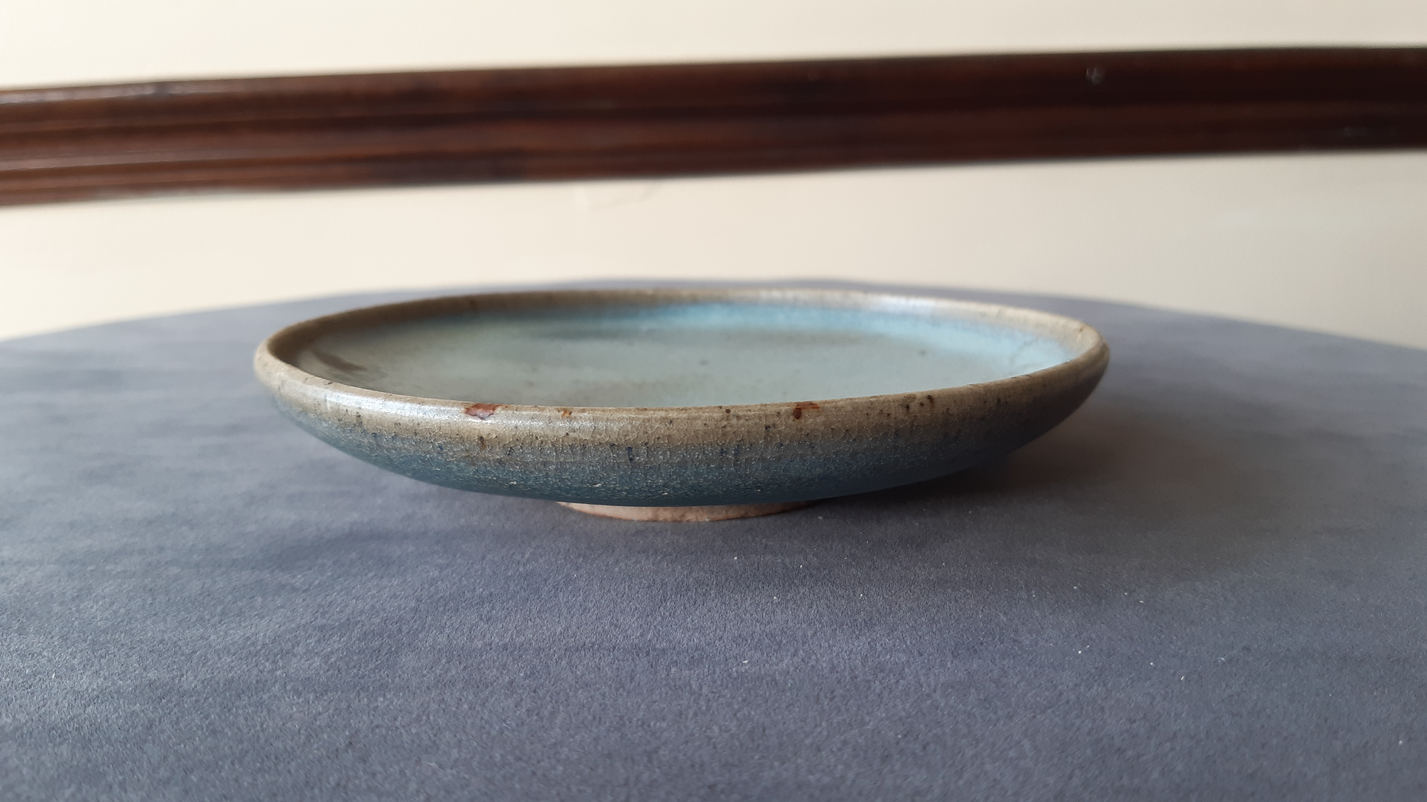 A SMALL JUN STYLE BLUE-GLAZED SHALLOW DISH - Image 6 of 9