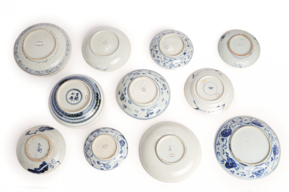 A GROUP OF ELEVEN BLUE AND WHITE PORCELAIN SAUCERS AND DISHES - Image 2 of 2
