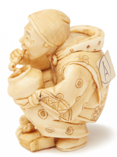 AN IVORY FIGURINE OF A MAN SMOKING A PIPE - Image 2 of 3