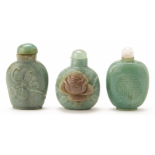 A SET OF THREE GREEN CHALCEDONY SNUFF BOTTLES