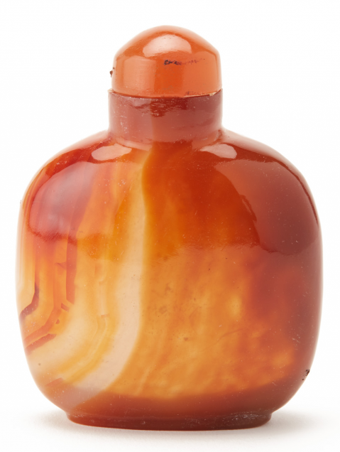 AN ORANGE AGATE SNUFF BOTTLE