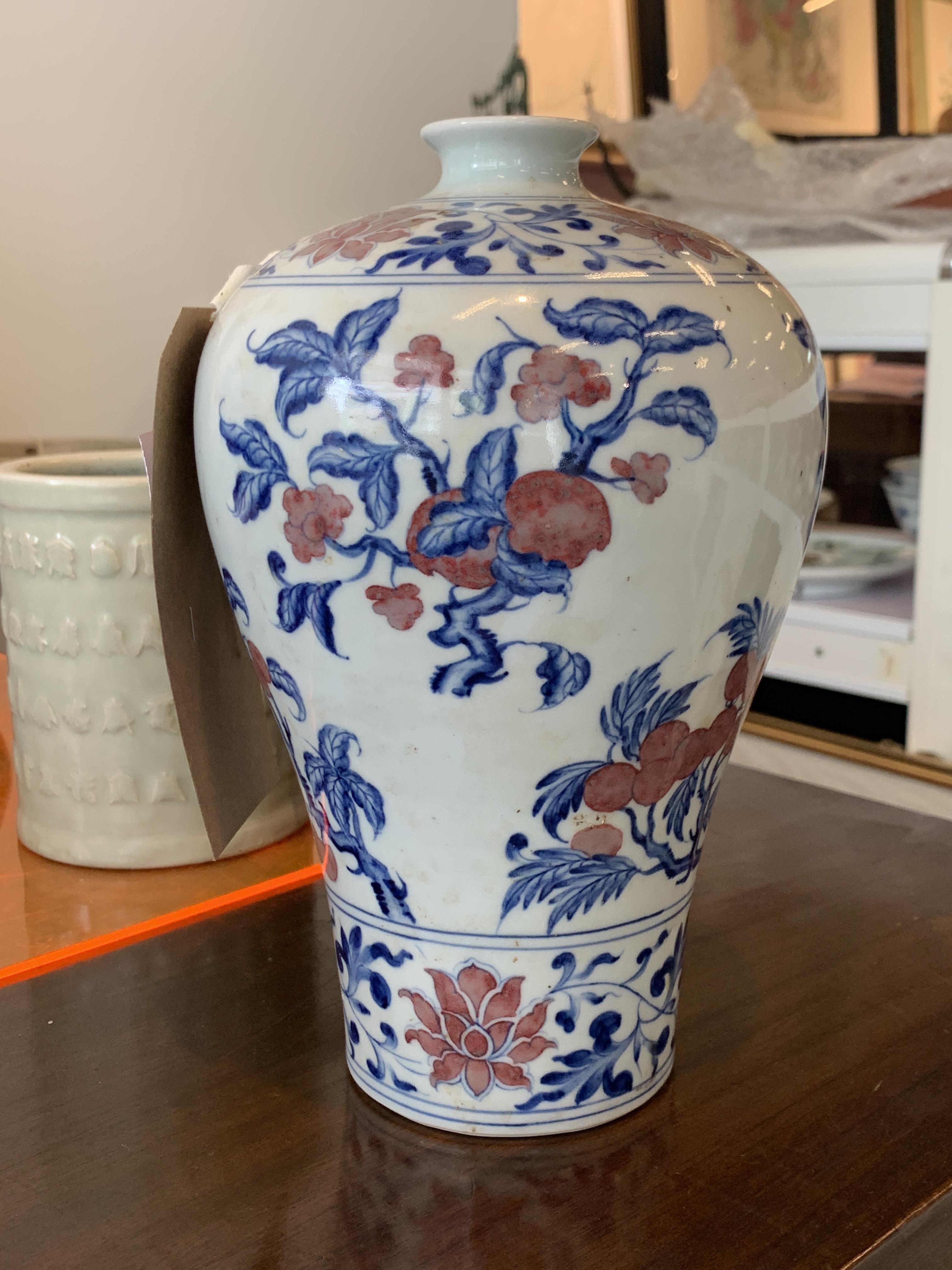 AN UNDERGLAZE BLUE AND COPPER RED MEIPING VASE - Image 7 of 9