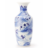 A BLUE AND WHITE PORCELAIN VASE