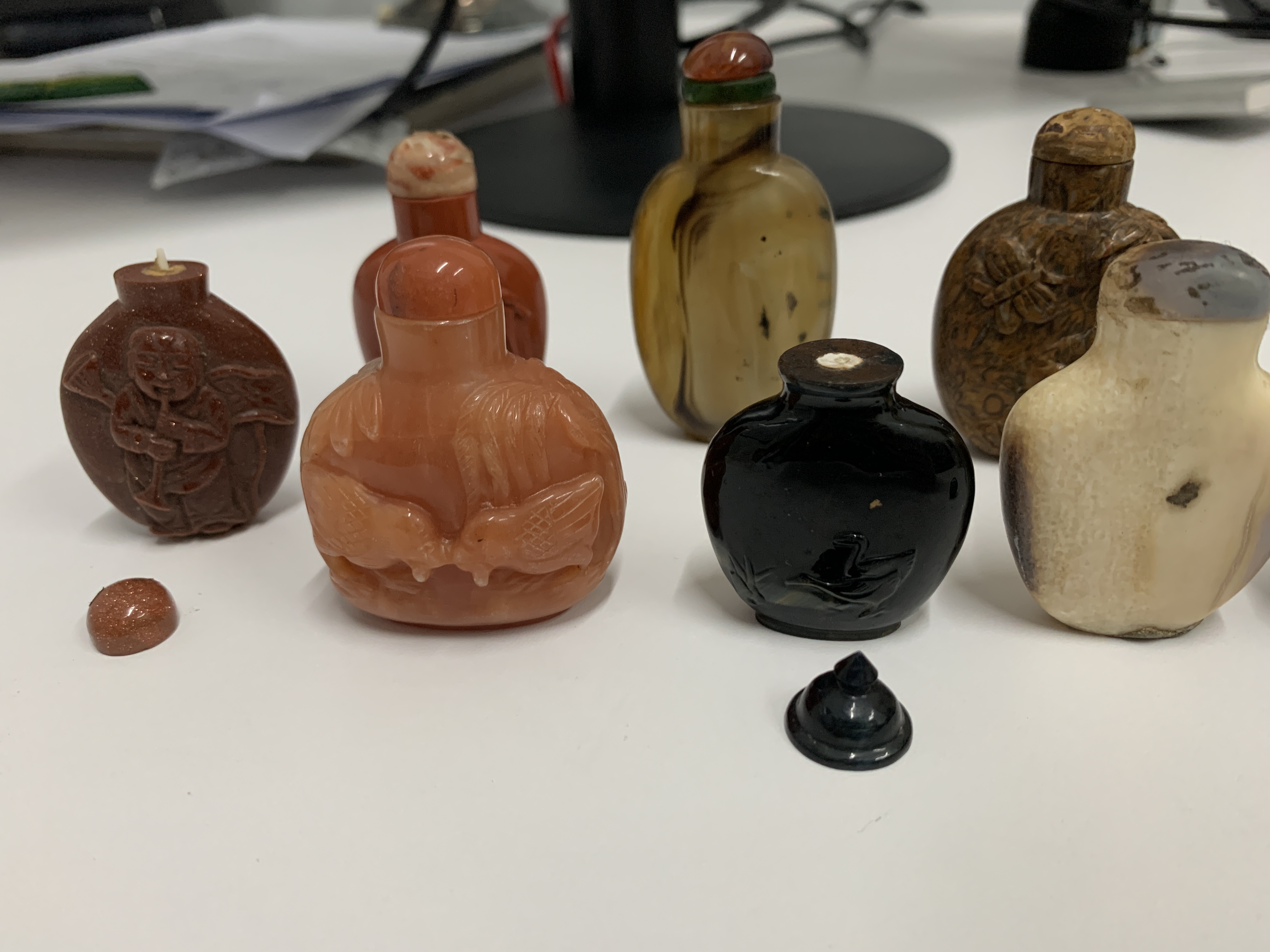 A GROUP OF TEN SNUFF BOTTLES IN VARIOUS MATERIALS - Image 5 of 11