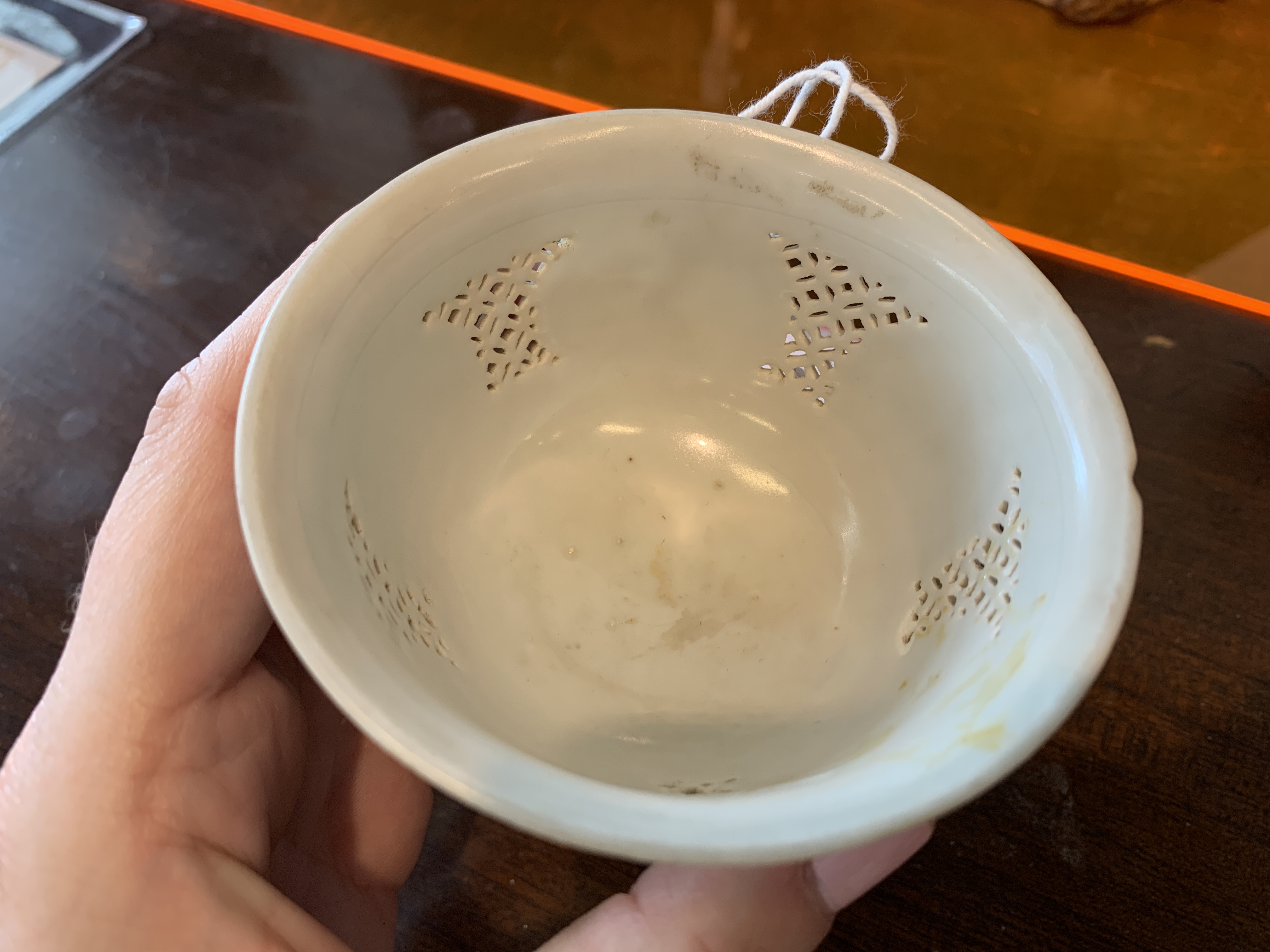 A BLUE AND WHITE PORCELAIN RETICULATED BOWL - Image 9 of 10