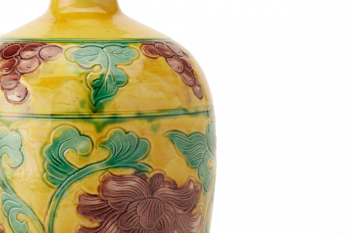 AN INCISED SANCAI GLAZED MEIPING VASE - Image 2 of 5