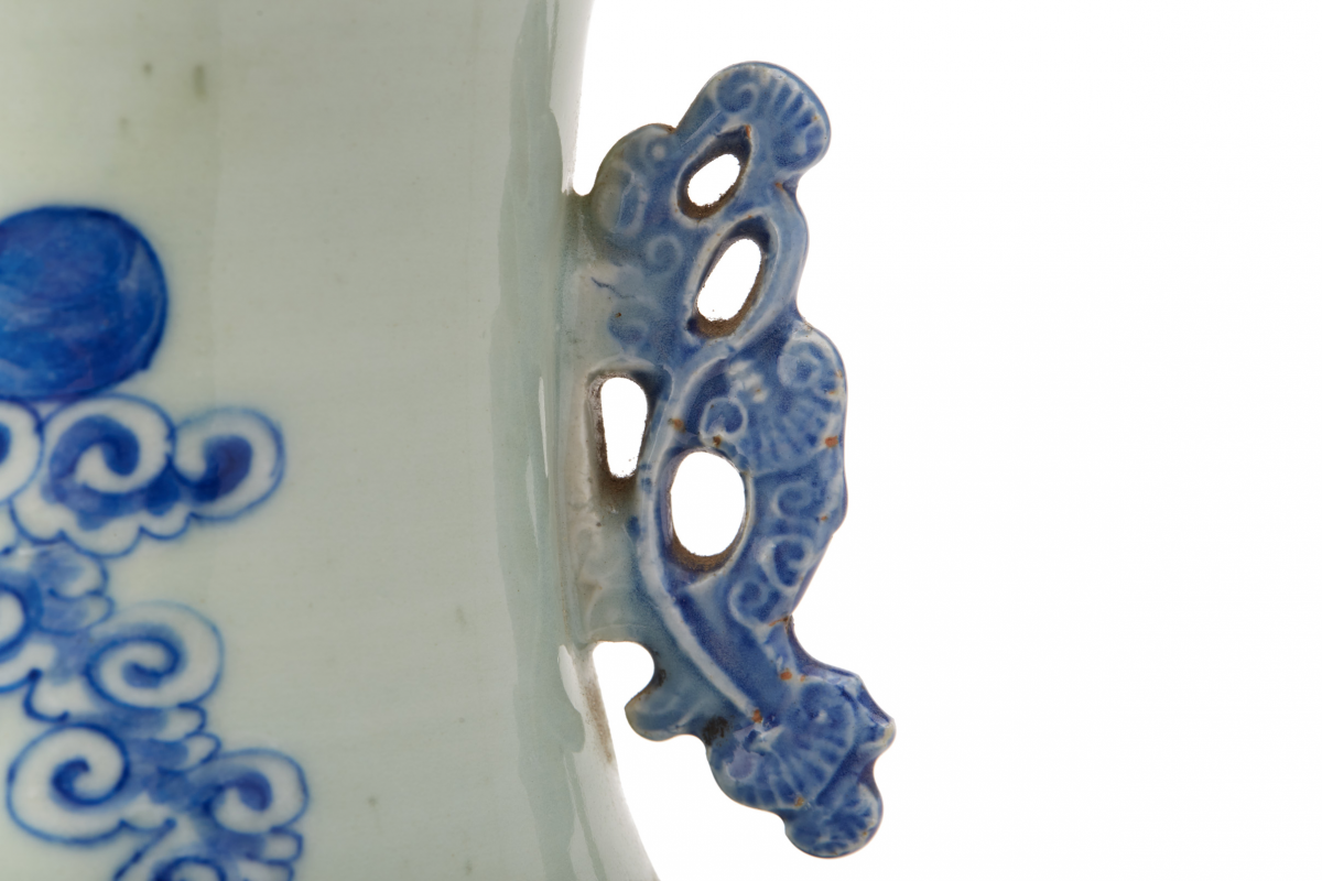 A BLUE AND WHITE TWIN HANDLED PORCELAIN VASE - Image 3 of 5
