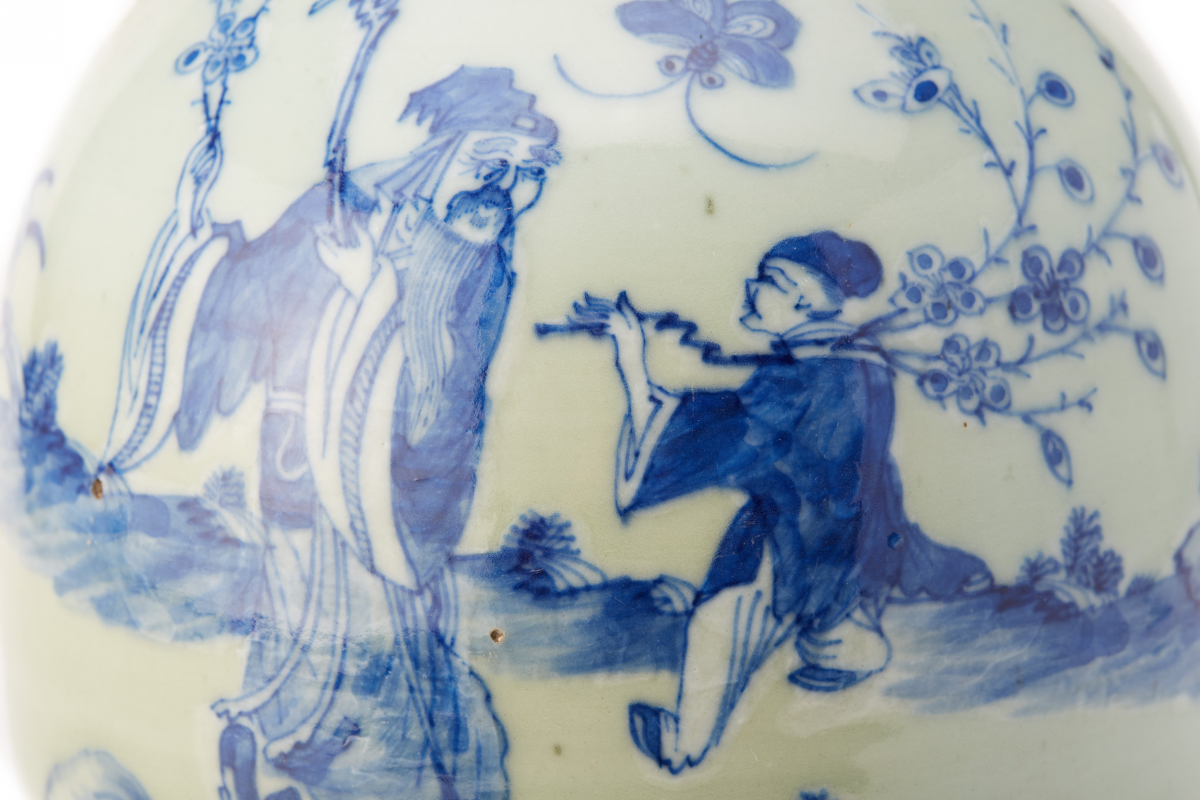 A BLUE AND WHITE TWIN HANDLED PORCELAIN VASE - Image 2 of 5