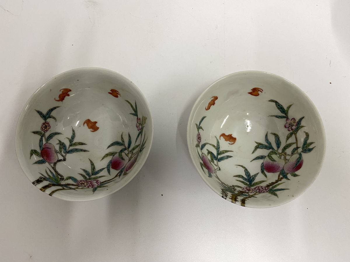 A PAIR OF FAMILLE ROSE PEACH AND BAT BOWLS - Image 4 of 6