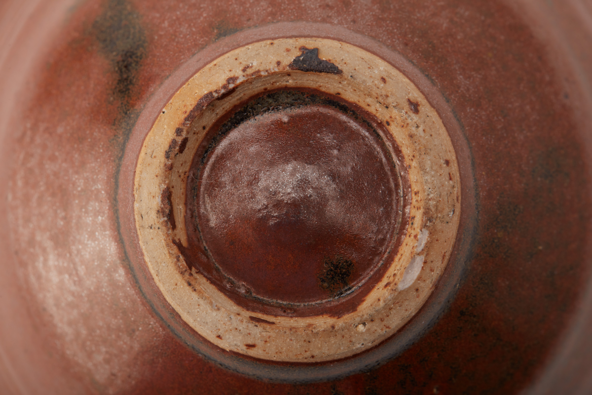 A BROWN GLAZED TEA BOWL - Image 2 of 2