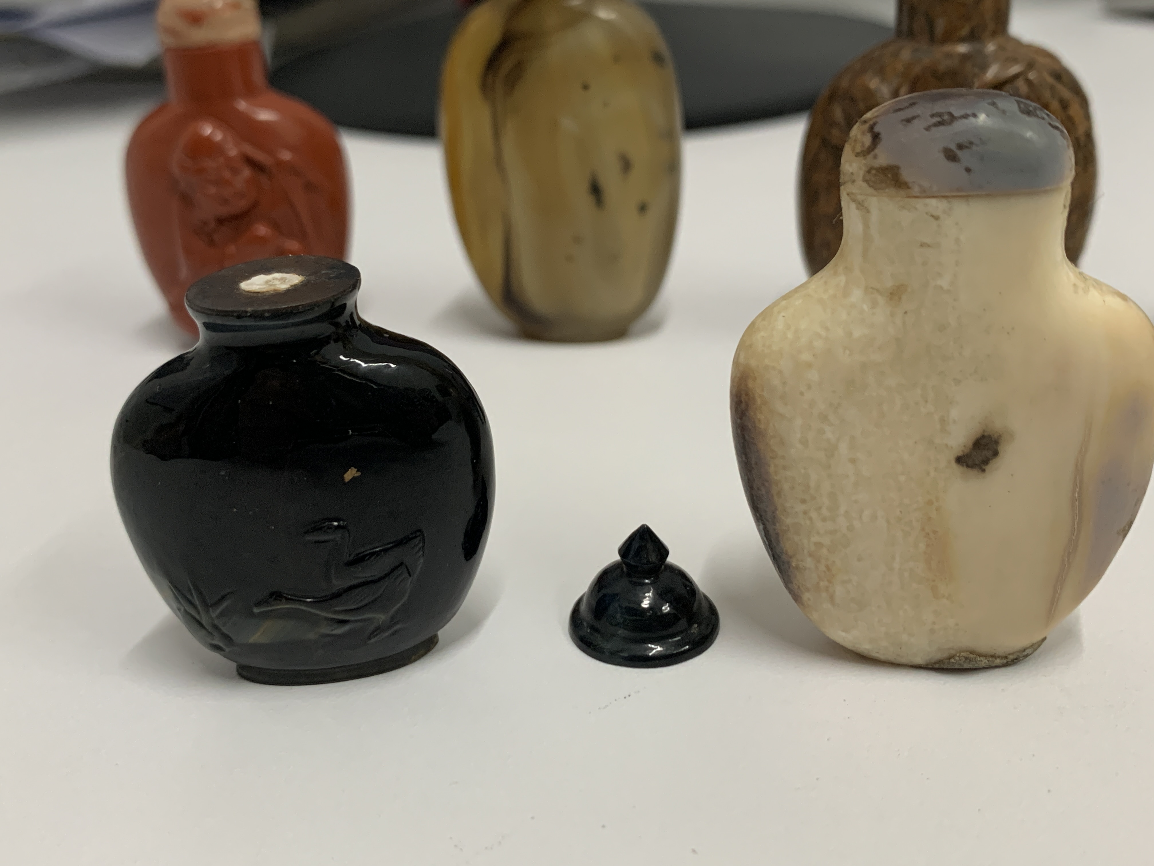 A GROUP OF TEN SNUFF BOTTLES IN VARIOUS MATERIALS - Image 11 of 11