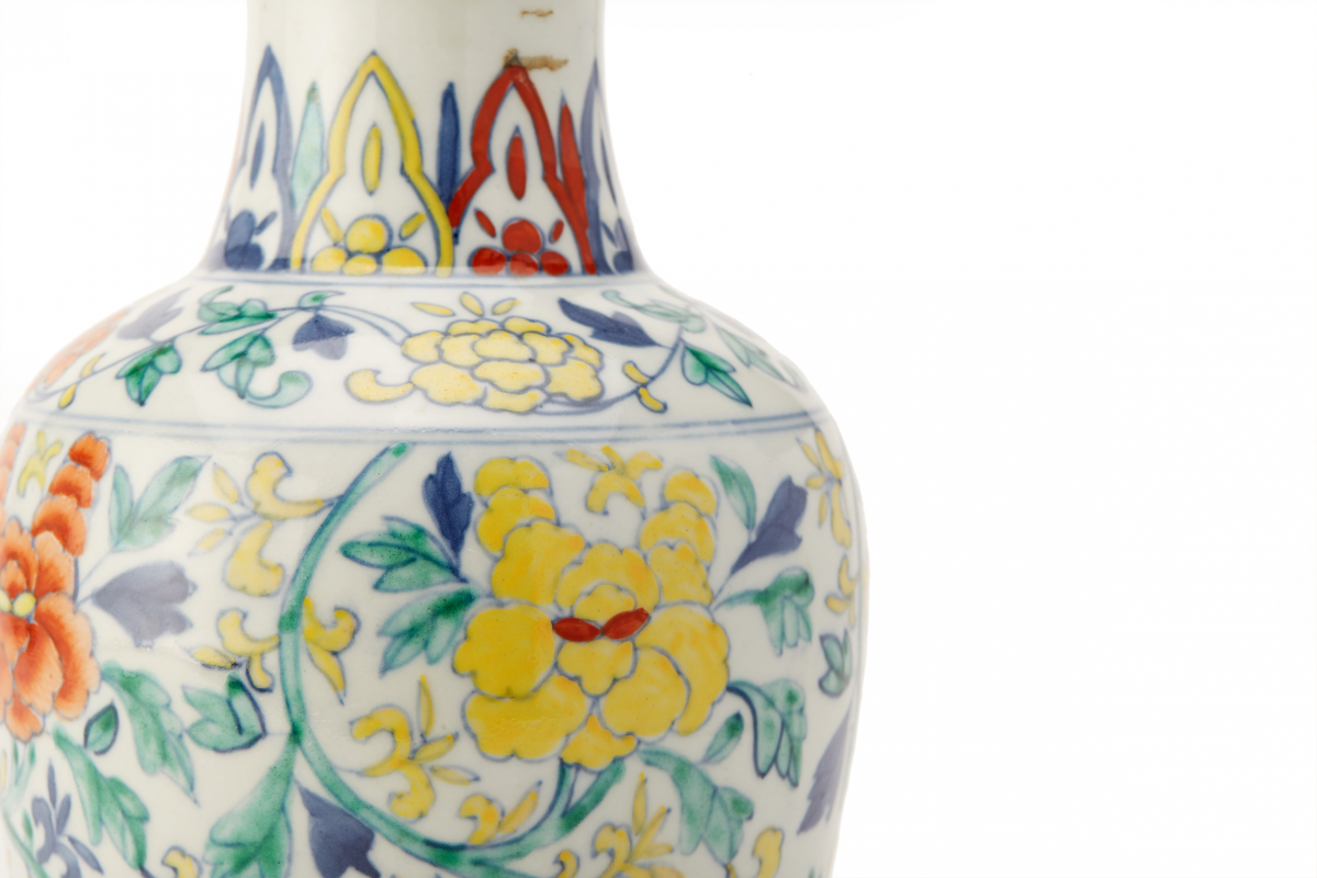A DOUCAI BALUSTER VASE WITH FLOWERS - Image 2 of 4