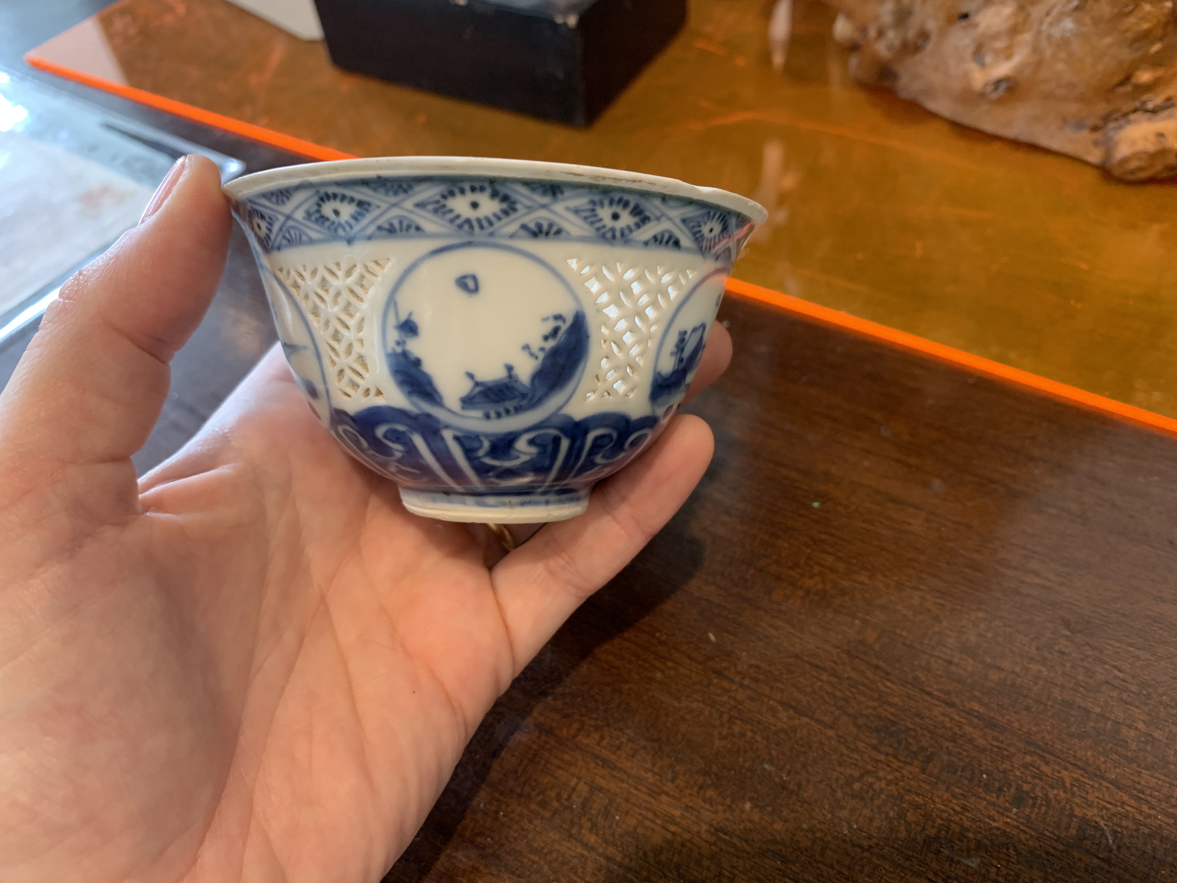 A BLUE AND WHITE PORCELAIN RETICULATED BOWL - Image 5 of 10