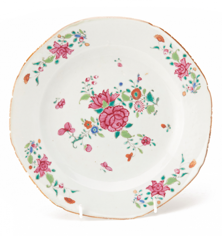 A FAMILLE ROSE PORCELAIN PLATE