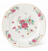 A FAMILLE ROSE PORCELAIN PLATE