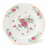 A FAMILLE ROSE PORCELAIN PLATE