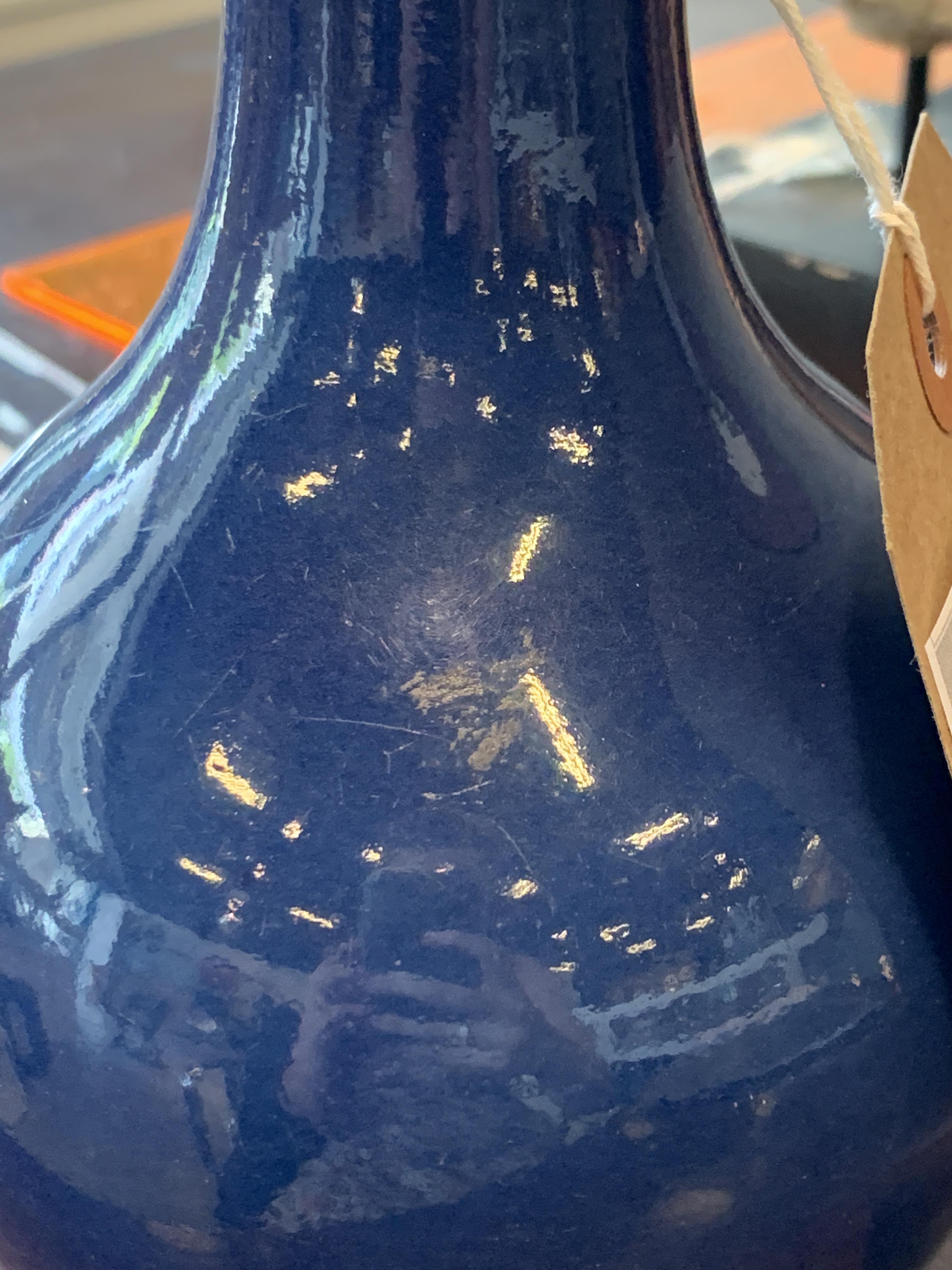 A BLUE MONOCHROME BOTTLE VASE - Image 8 of 9