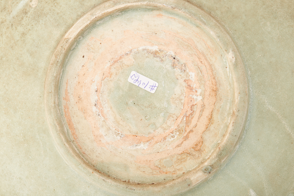 AN INCISED QINGBAI DISH A CELADON DISH - Image 2 of 4