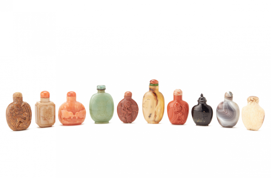 A GROUP OF TEN SNUFF BOTTLES IN VARIOUS MATERIALS - Image 2 of 11