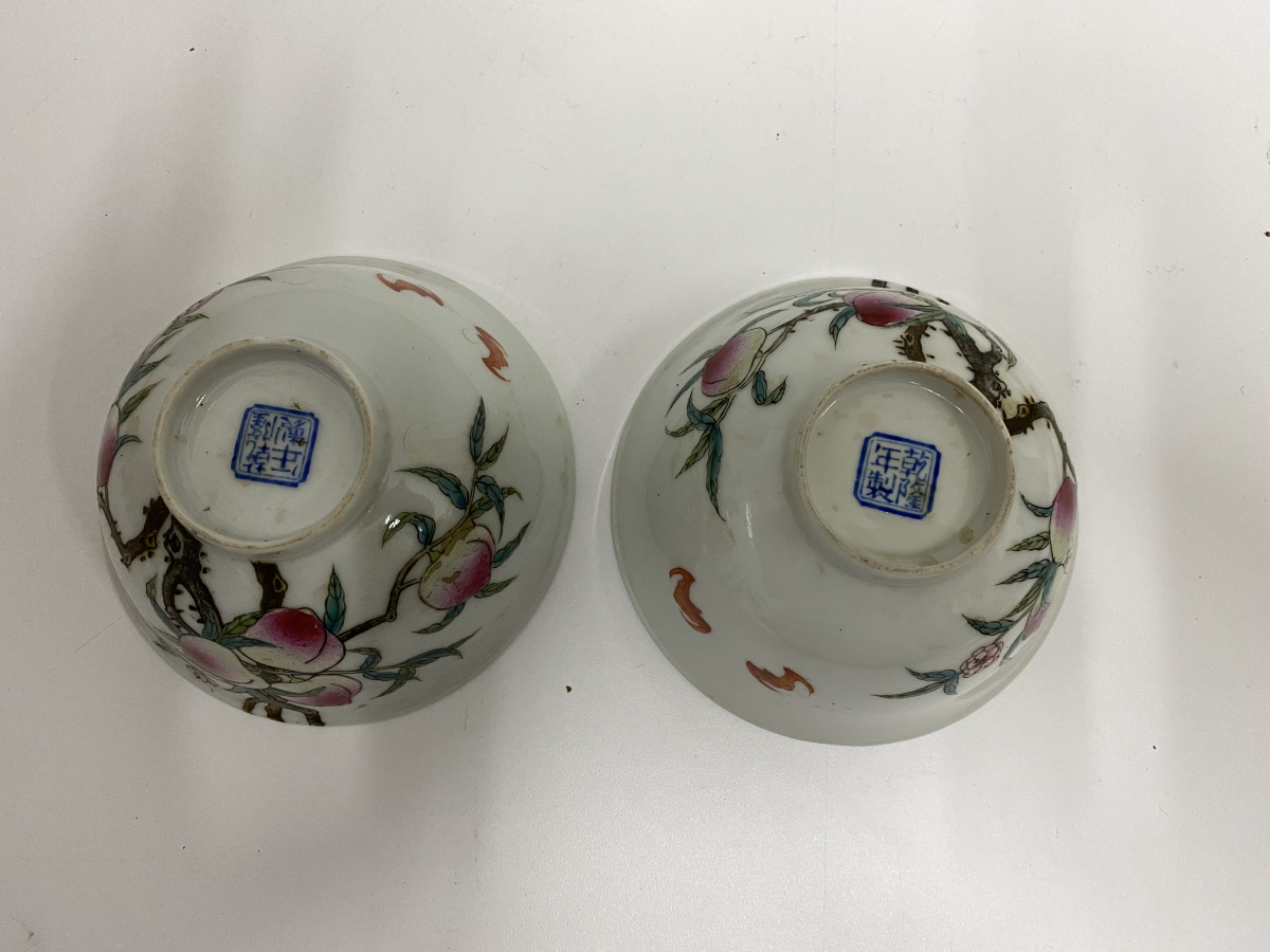 A PAIR OF FAMILLE ROSE PEACH AND BAT BOWLS - Image 6 of 6