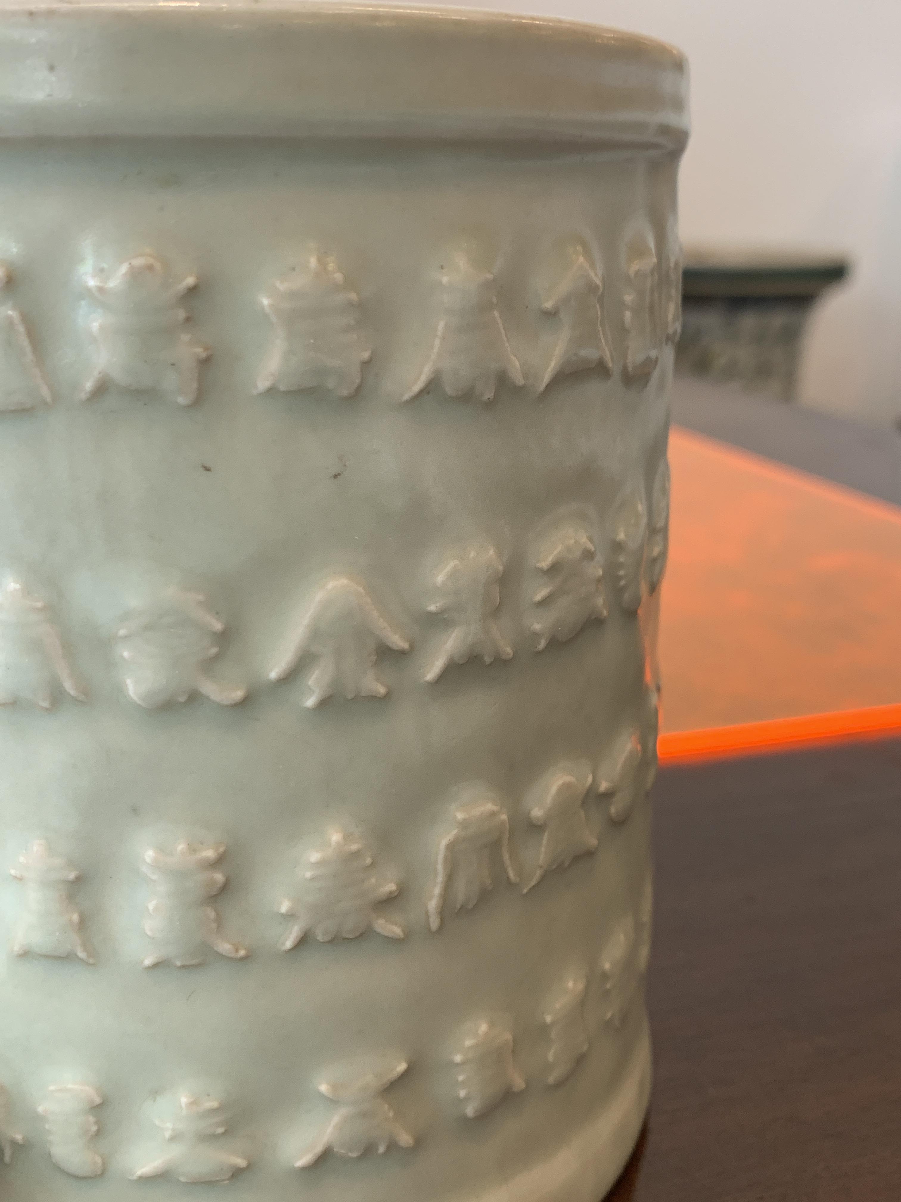 A CELADON GLAZED CALLIGRAPHY BRUSH POT - Image 5 of 8